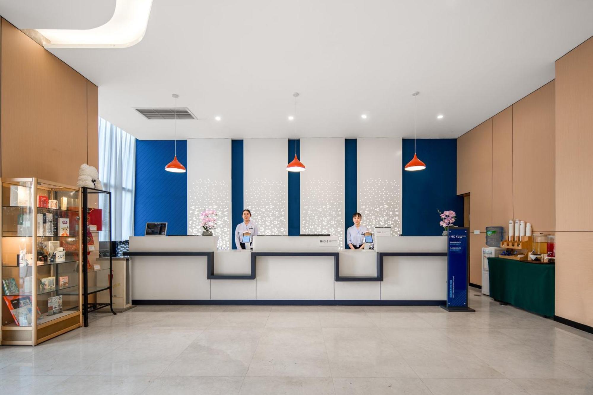 Holiday Inn Express Chongqing Guanyinqiao By Ihg Exteriör bild